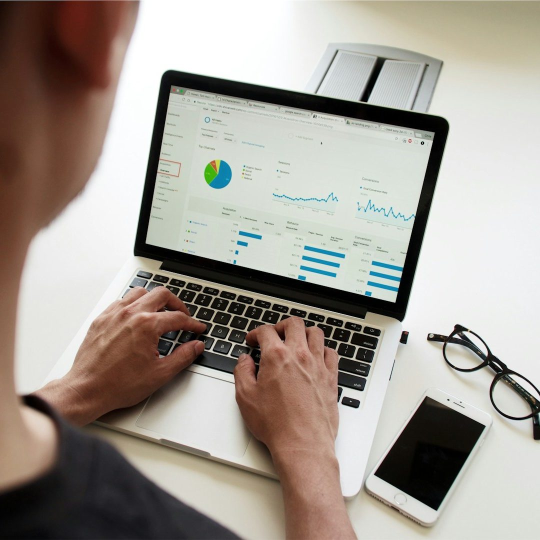 Consultante en storytelling stratégique et branding premium travaillant sur l'expérience client et la communication digitale.